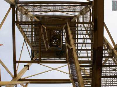 Approfittiamo per� della prima struttura per salire su delle ripide scale andando a godere cos� del panorama